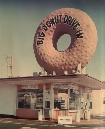 big_donut_drive-in_early_1960s_los_angeles.jpg